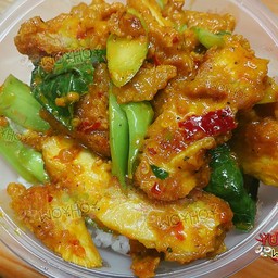 เครื่องแกงไก่กรอบราดข้าว