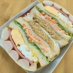 แซนวิชเกาหลี  ไส้กรอกโบโลน่าไข่ดาว + สลัดผัก + หมูหยอง