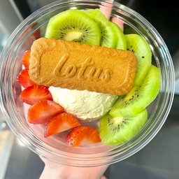 กรีกโยเกิร์ต สตอ+กีวี่ Lotus