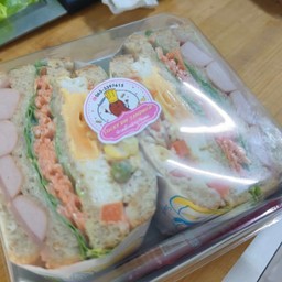 แซนวิชเกาหลี โบโลน่าไส้กรอก + สลัดผัก + ไข่ดาว