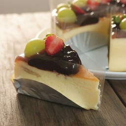 ชีสเค้กหน้าไหม้ ซอสบลูเบอร์รี่ ผลไม้สด