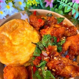 ข้าวกะเพราไก่กรอบ + ไข่เจียวกลม