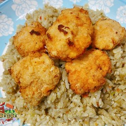 ข้าวผัดไตรปลาแห้งหมูก้อนทอด