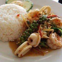 อาหารตามสั่งคุณโอมในวัด(โคนอน บางสีทอง)