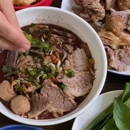 ร้านก๋วยเตี๋ยว จัมโบ้ เนื้อเปื่อยน้ำตก รสดีเด็ด