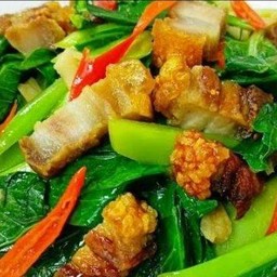 คะน้าหมูกรอบ ราดข้าว