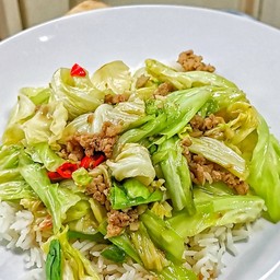 ผัดกระหล่ำปลีหมูสับ ราดข้าว