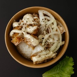 ข้าวไก่ทอดซอสซาวครีมหัวหอม