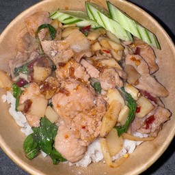 ข้าวกระเพราหมูชิ้นหน่อไม้ดอง