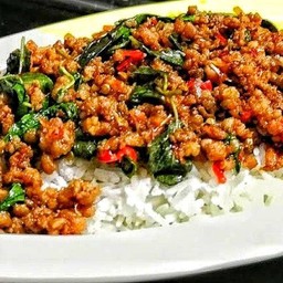 กระเพราหมูสับ ราดข้าว