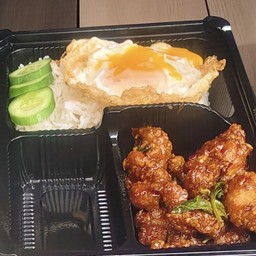 กระเพราไก่กรอบ ไข่ดาว