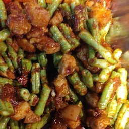 ผัดพริกขิงหรือผัดพริกแกงถั่วฝักยาวใส่หมู