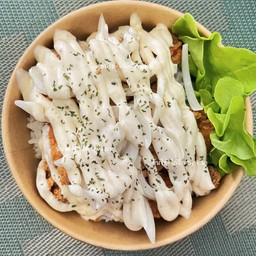 ข้าวไก่กรอบ ซอสซาวครีมและหัวหอม