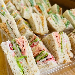 แซนวิชกล่องสี่เหลี่ยม 59 บาทเลือกไส้ได้ค่ะ