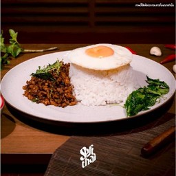 ข้าวกะเพราเนื้อสับ ไข่ดาว