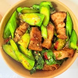 ข้าวหมูกรอบผัดคะน้า