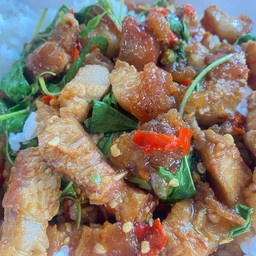 กะเพราหมูกรอบ ราดข้าว