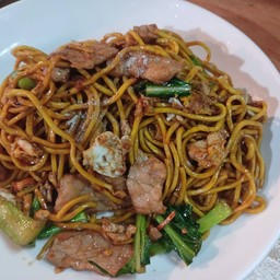 เส้นเหลืองผัดซีอิ๋วหมู