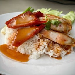 ข้าวหมูแดง หมูกรอบ (ฟรีไข่ต้ม)