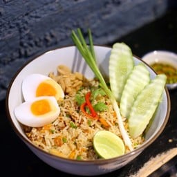 ข้าวผัดน้ำพริกกากหมูใส่ไข่ยางมะตูม