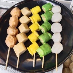 ลูกชิ้นทอด&ชานมไข่มุกbyรุ่งตะวัน