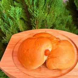 ขนมปังเนยสด ไส้กรอกไก่ อบใหม่ ร้อนๆ 2ชิ้น ครับ