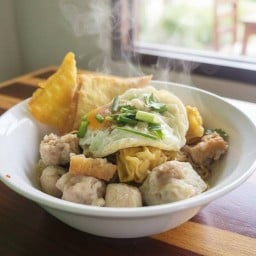 ก๋วยเตี๋ยวแคะสี่พระยา สี่พระยา