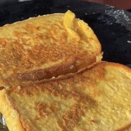 ขนมปังชุบไข่ทอดเนย