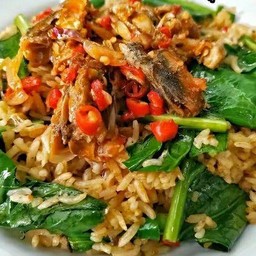 ข้าวผัดไข่ ปลากระป๋อง