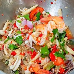 ยำเส้นแก้วทะเลไก่สับ (Kerabu Suun Kristal Seafood & Ayam Cincang)