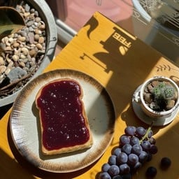 ขนมปังปิ้งแยมองุ่น