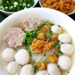 เสิร์ฟเส้น อิ่มกะเพรา กรีนทาวเวอร์พระราม 4