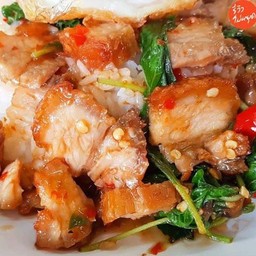 กระเพราหมูกรอบ ราดข้าว