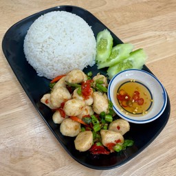 กะเพราลูกชิ้นหมู