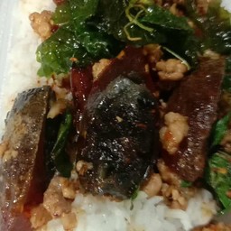 กระเพราไข่เยี่ยวม้าหมูสับ