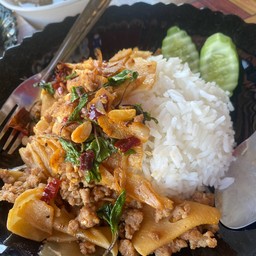 กระเพาหมูหน่อไม้ดอง