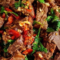 กะเพราเนื้อเปื่อย กับข้าว