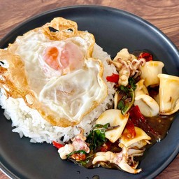 ข้าวกระเพราหมึก(ไม่มีไข่ดาว)