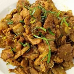 คั่วกลิ้งหมูชิ้นราดข้าว