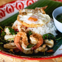 กะเพราราดข้าวไข่ดาว + โค๊ก + น้ำแข็ง