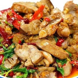 กะเพราเครื่องในไก่ กับข้าว