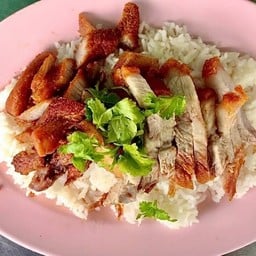 ข้าวหมูหลบแดด+หมูกรอบ