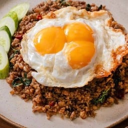 ข้าวกระเพราเนื้อสับ ไข่ดาว