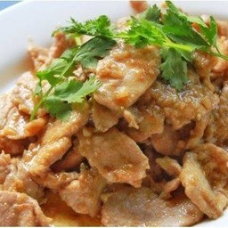 หมูชิ้นกระเทียมพริกไทยราดข้าว