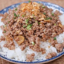 หมูสับกระเทียมพริกไทย ราดข้าว