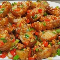 หมูกรอบคั่วพริกเกลือราดข้าว