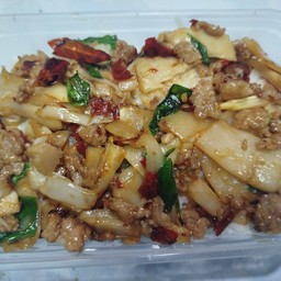 ผัดหน่อไม้หมูสับใส่ใบโหระพา