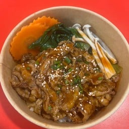 ข้าวหน้าเนื้อแองกัส ซอสชิลลี่