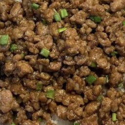 หมูสับผัดซีอิ๊วราดข้าว