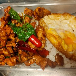 ข้าวกะเพราหมูชิ้น+ไข่ดาว